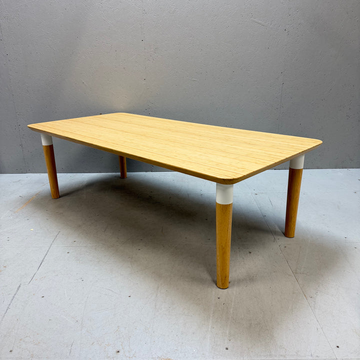 Retroinspirerat minimalistiskt soffbord i trä