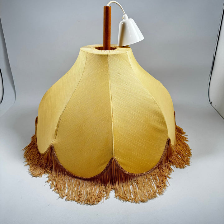 Retro taklampa med tofsar i beige - Homy Secondhand Online