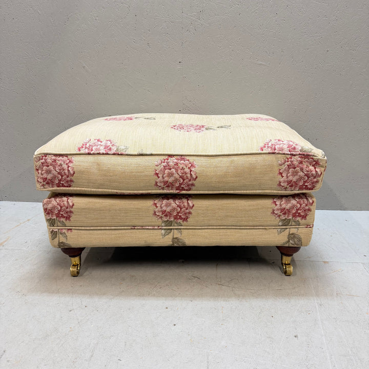 Retro fotpall med rosa blomstermotiv