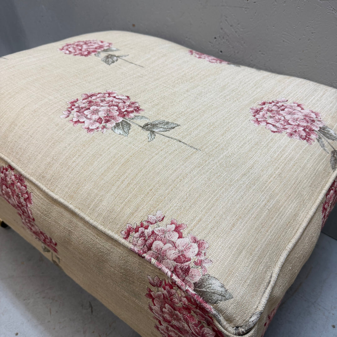 Retro fotpall med rosa blomstermotiv