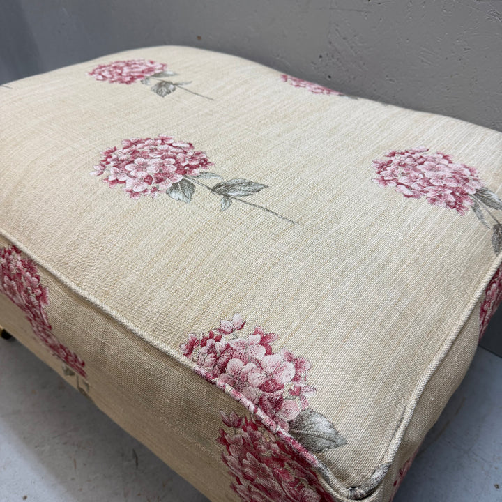 Retro fotpall med rosa blomstermotiv