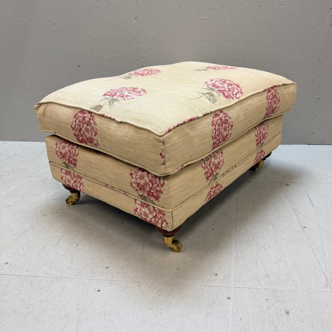 Retro fotpall med rosa blomstermotiv