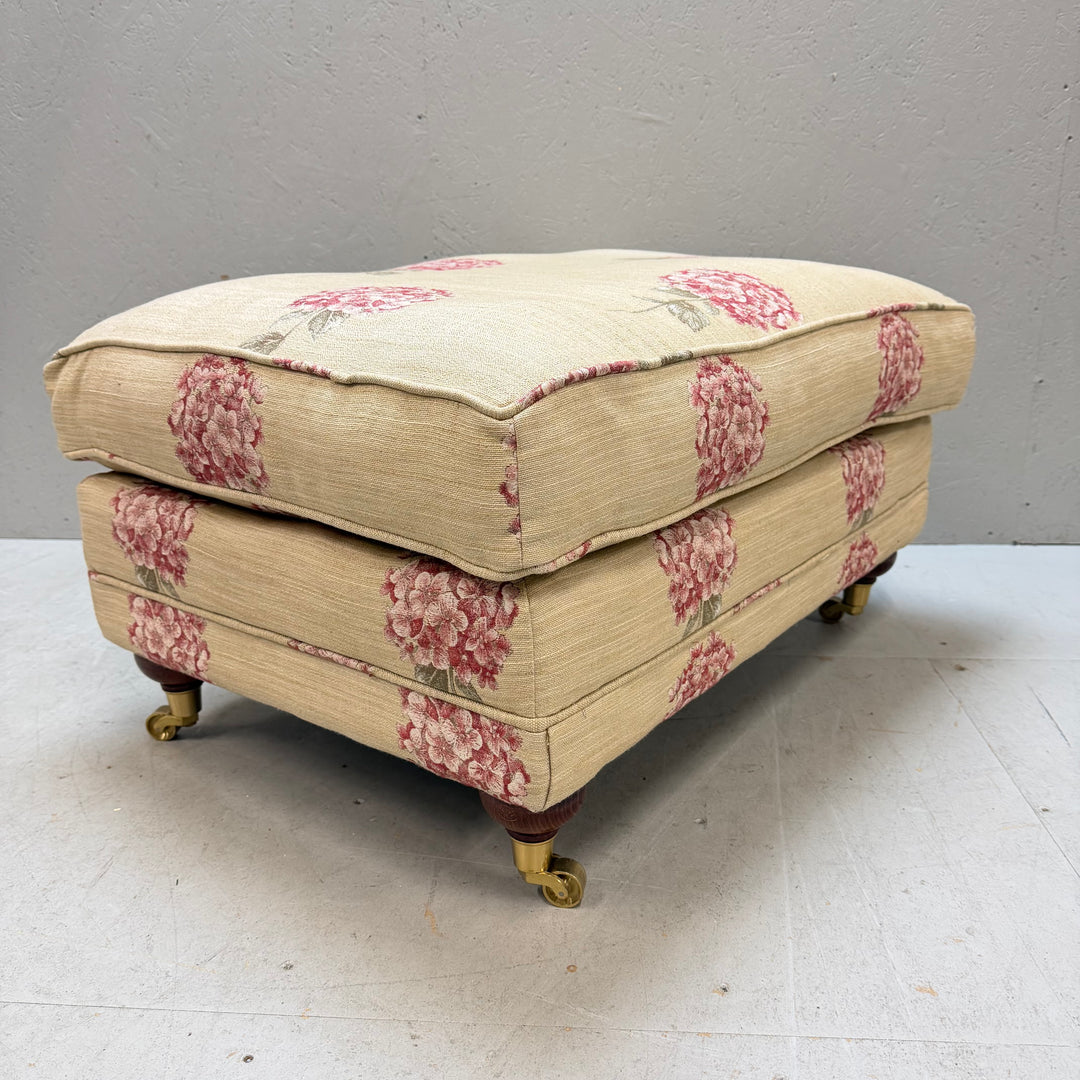 Retro fotpall med rosa blomstermotiv