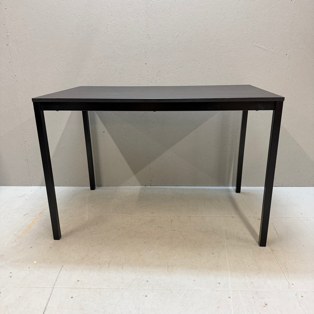 Modernt elegant matbord i mörkt trä