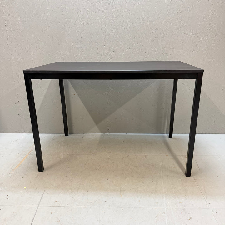 Modernt elegant matbord i mörkt trä