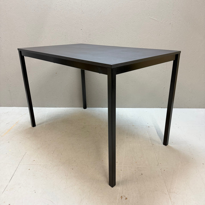 Modernt elegant matbord i mörkt trä