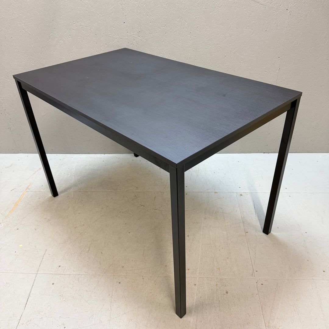 Modernt elegant matbord i mörkt trä