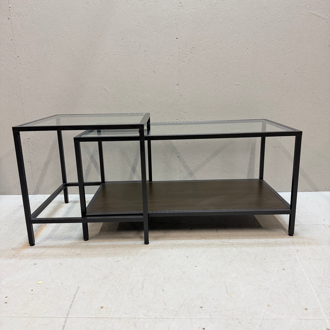 Elegant modern uppsättning glas och träbord