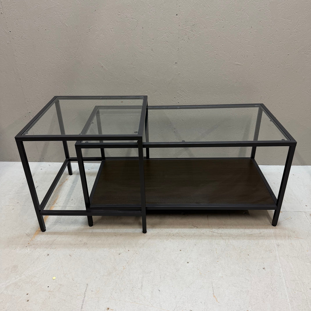 Elegant modern uppsättning glas och träbord