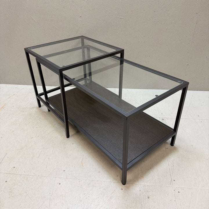 Elegant modern uppsättning glas och träbord