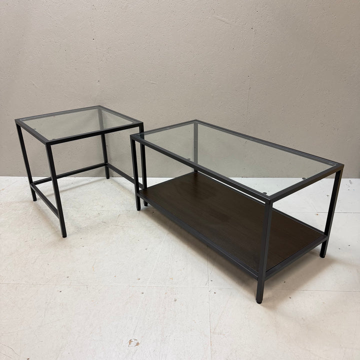 Elegant modern uppsättning glas och träbord