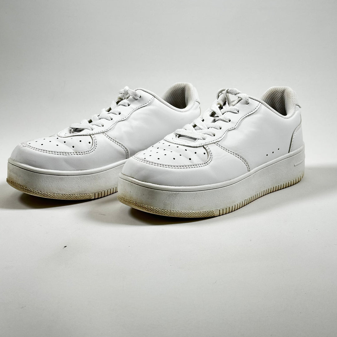Vita retro sneakers i läder, nästan nya