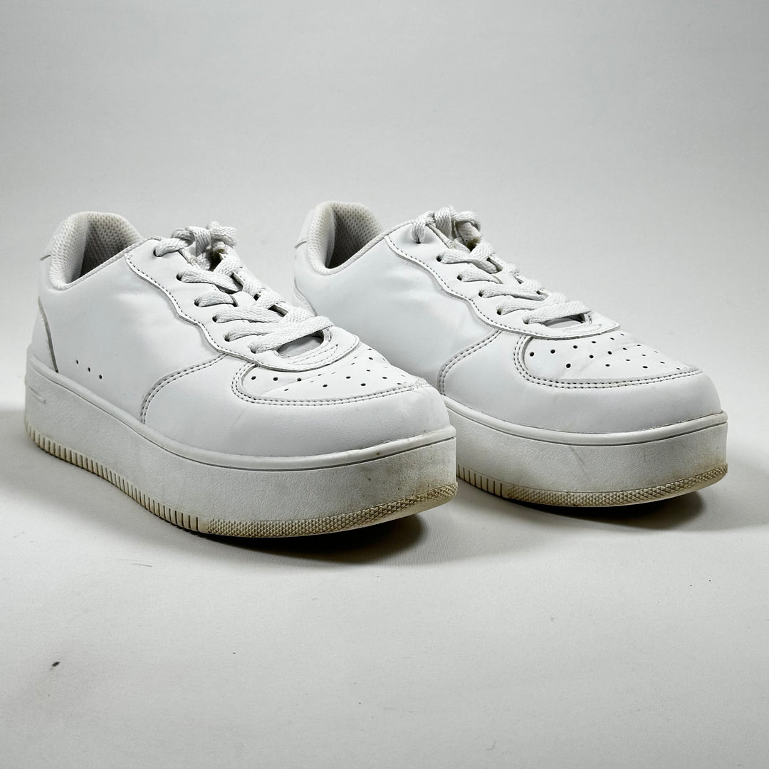 Vita retro sneakers i läder, nästan nya