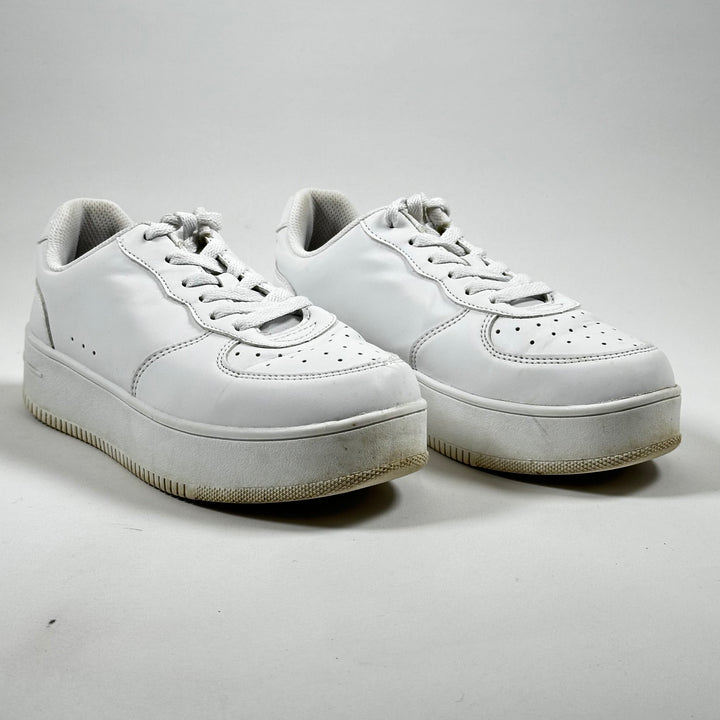 Vita retro sneakers i läder, nästan nya