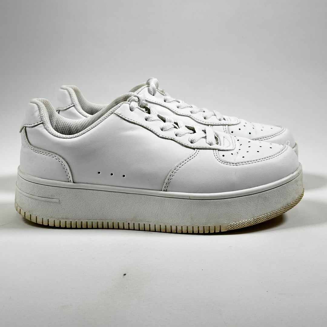 Vita retro sneakers i läder, nästan nya