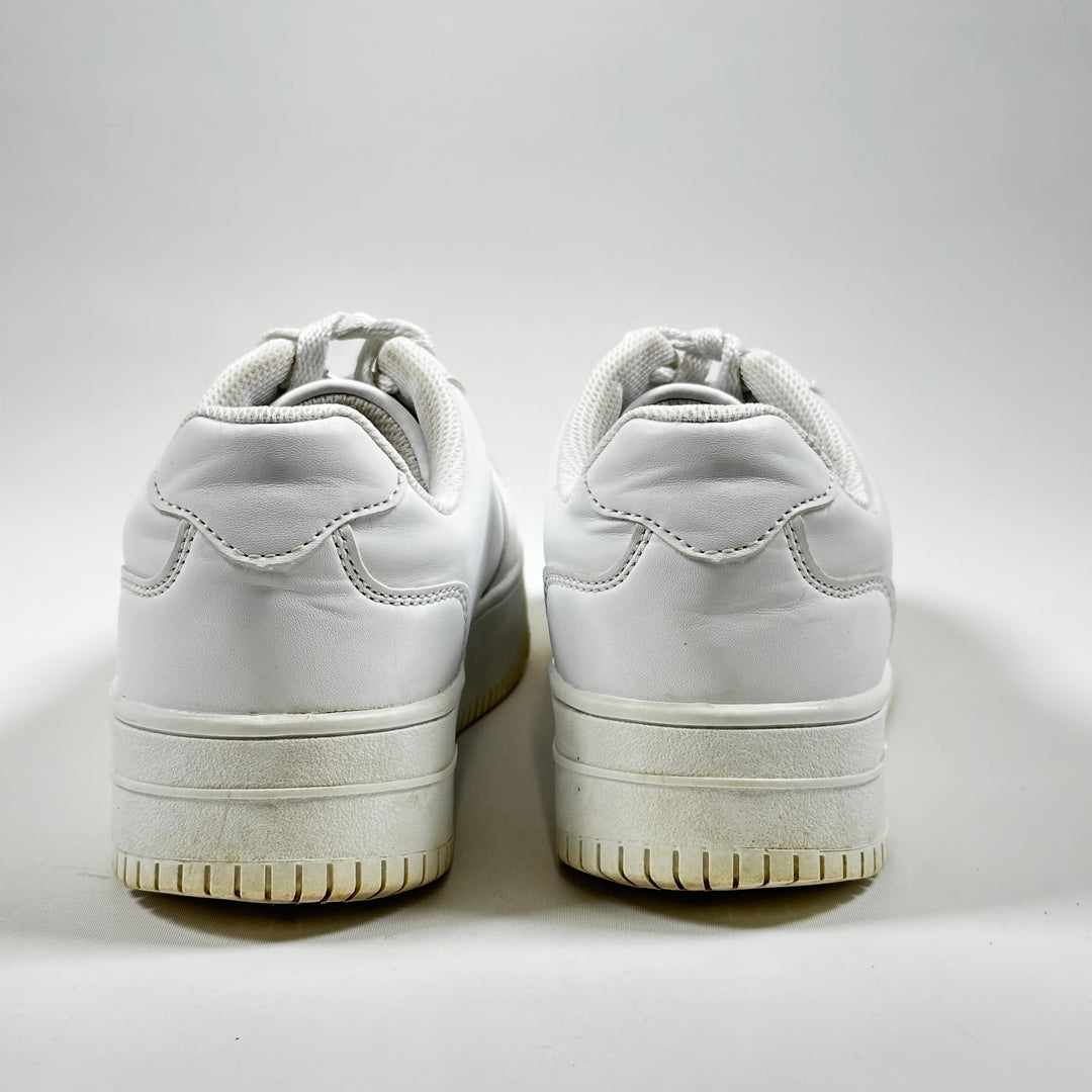 Vita retro sneakers i läder, nästan nya
