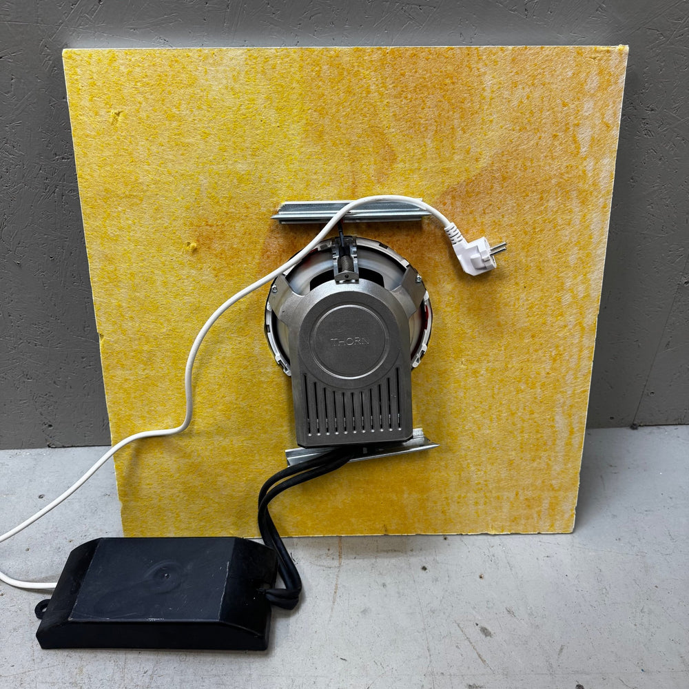 Modern vit vägglampa med rund öppning - Homy Secondhand Online