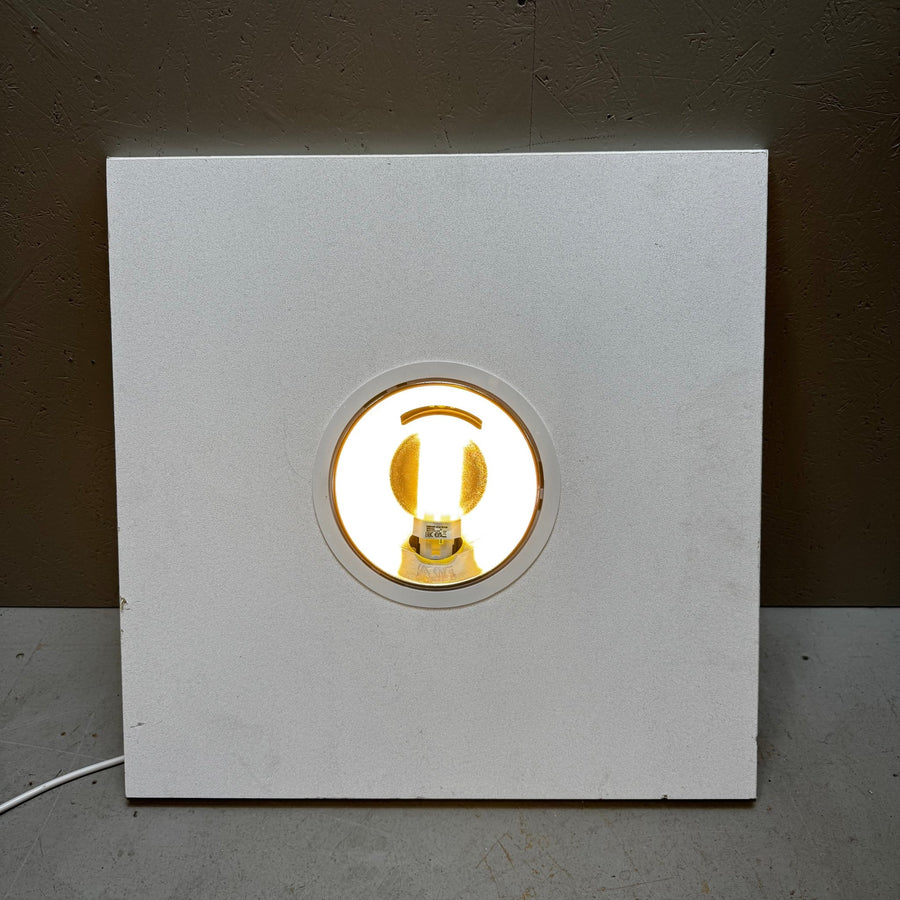 Modern vit vägglampa med rund öppning - Homy Secondhand Online