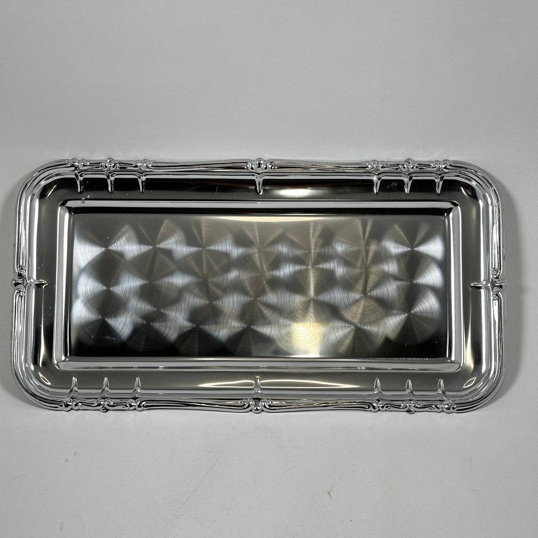 Elegant silverfärgad serveringsbricka i metall - Homy Secondhand Online