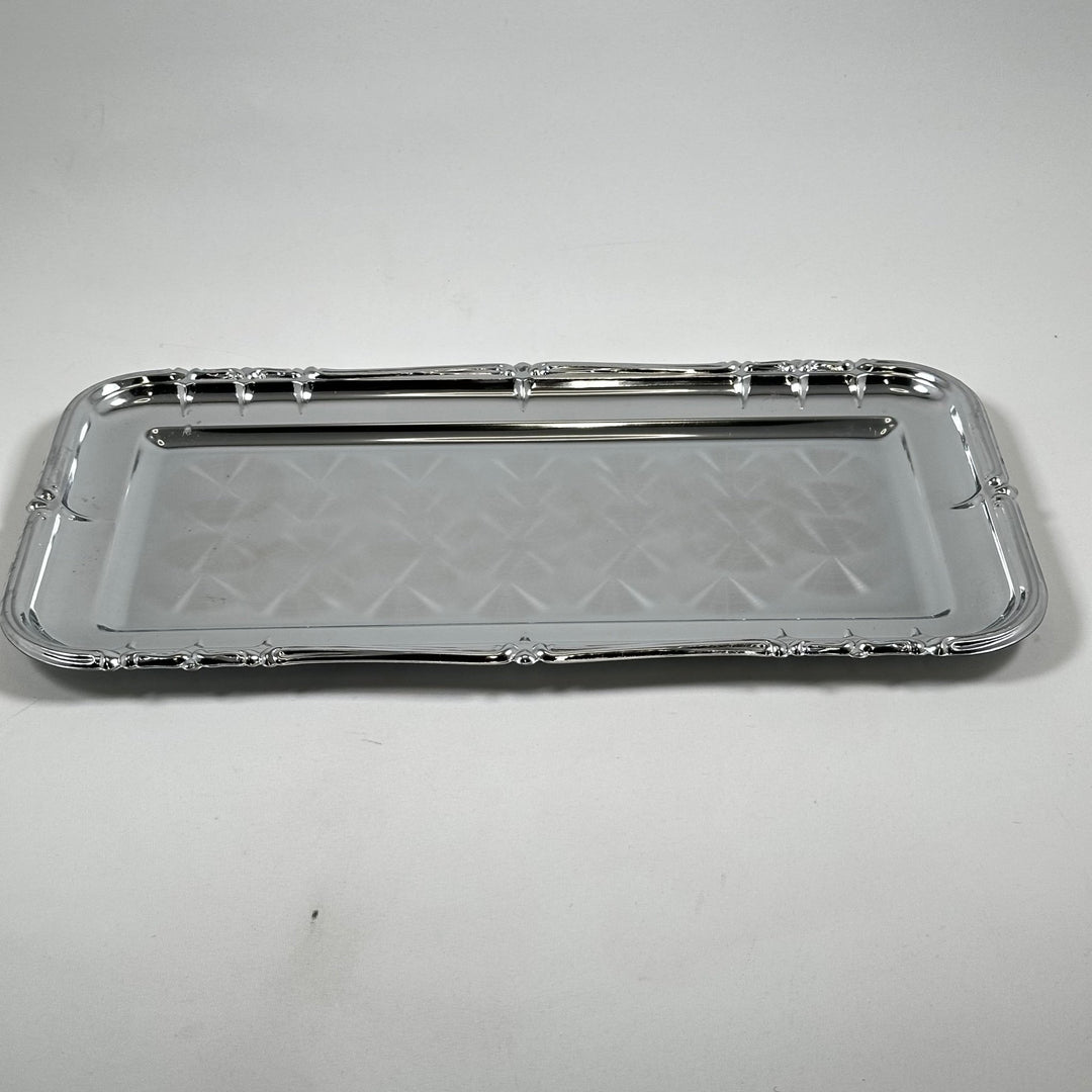 Elegant silverfärgad serveringsbricka i metall - Homy Secondhand Online