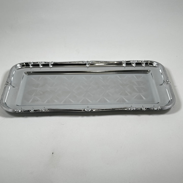 Elegant silverfärgad serveringsbricka i metall - Homy Secondhand Online