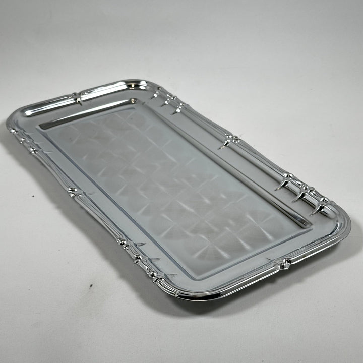 Elegant silverfärgad serveringsbricka i metall - Homy Secondhand Online