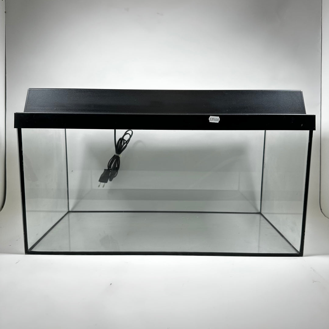 Svart modernt akvarium med belysning