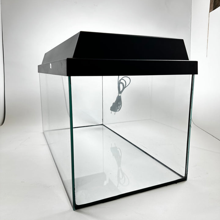 Svart modernt akvarium med belysning