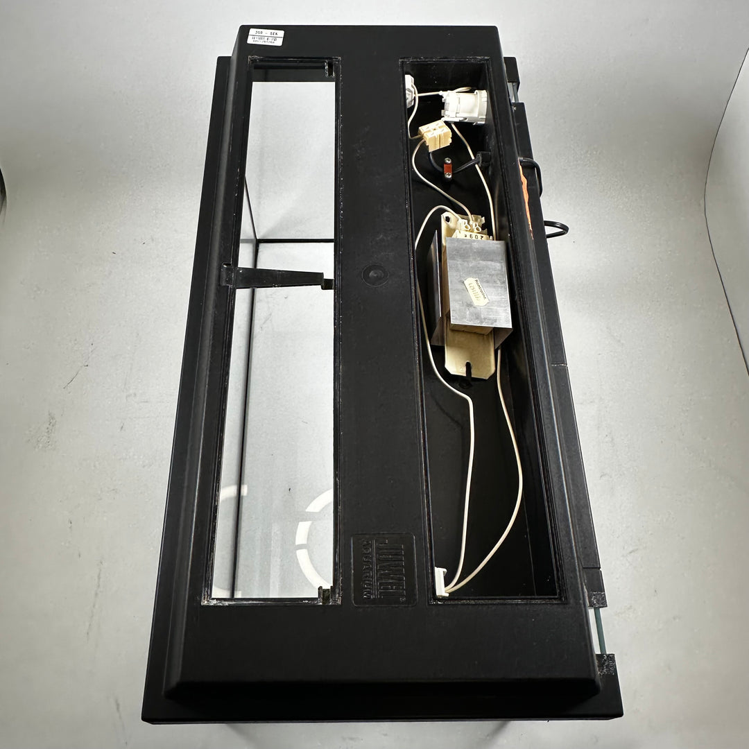 Svart modernt akvarium med belysning