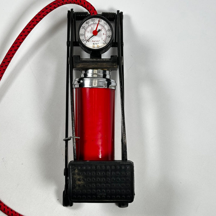 Röd och svart fotpump med manometer - Homy Secondhand Online