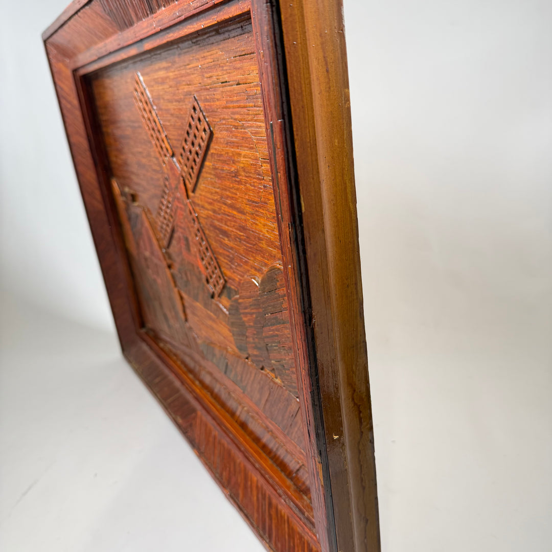 Retro trärelief med väderkvarn och byggnader