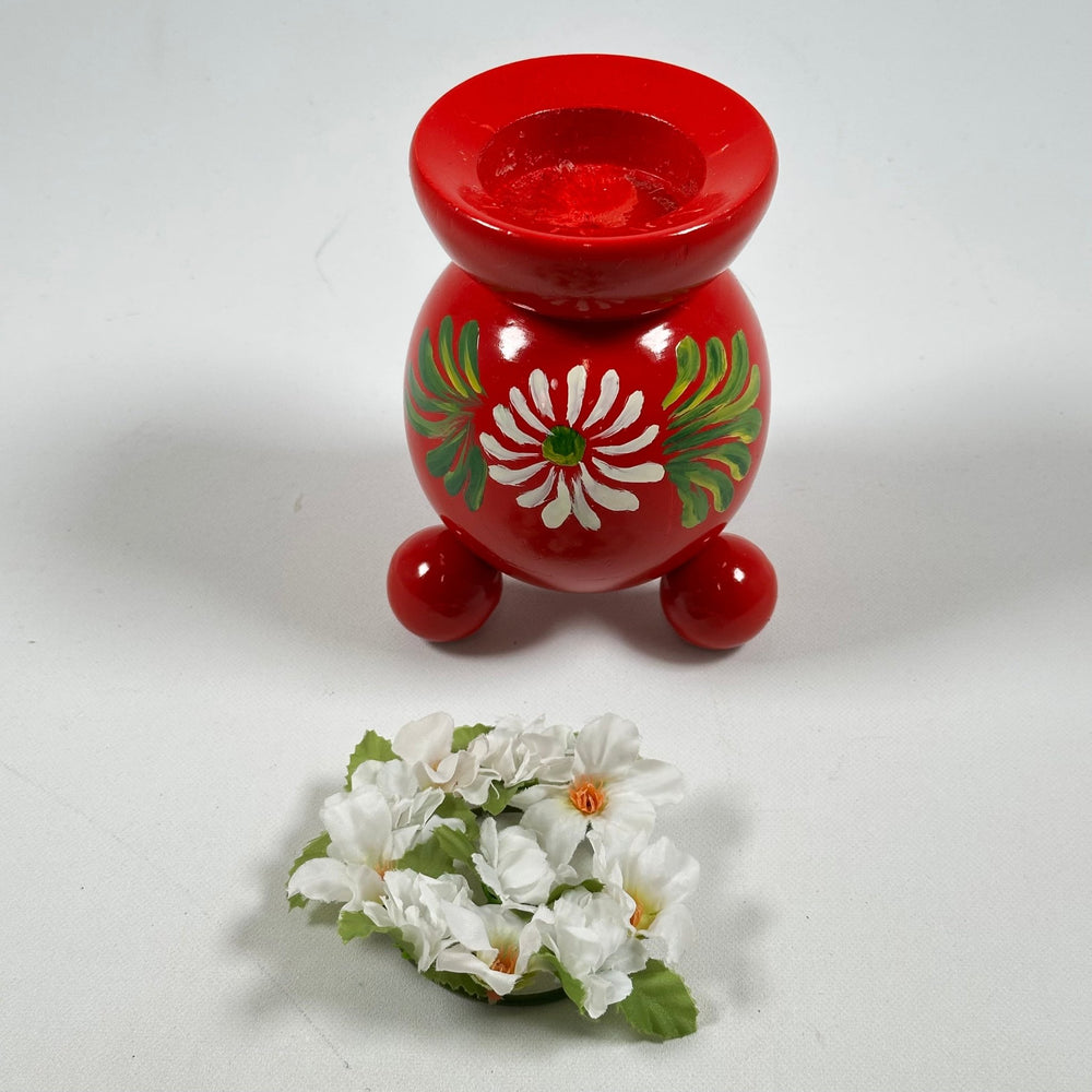 Röd ljusstake på fötter med blommönster - Homy Secondhand Online