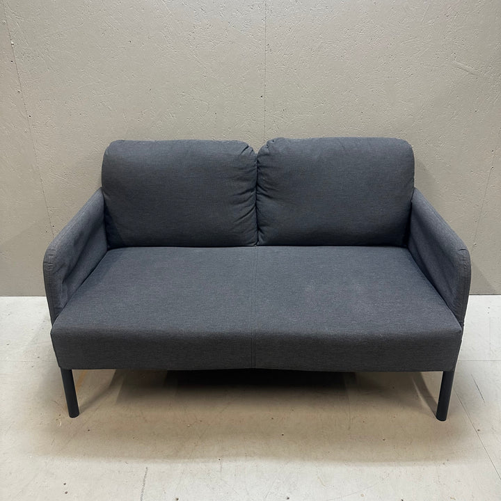 Elegant grå soffa i skandinavisk stil