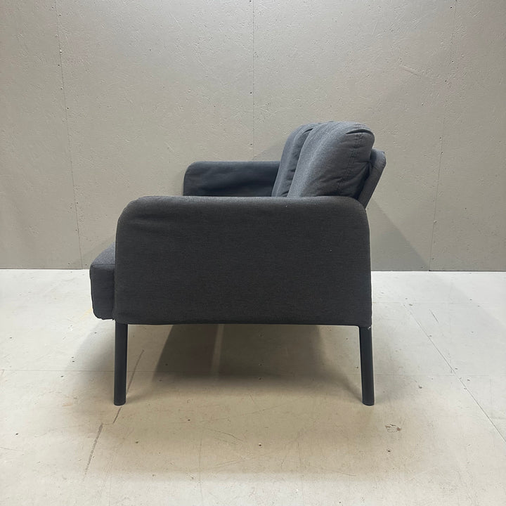Elegant grå soffa i skandinavisk stil