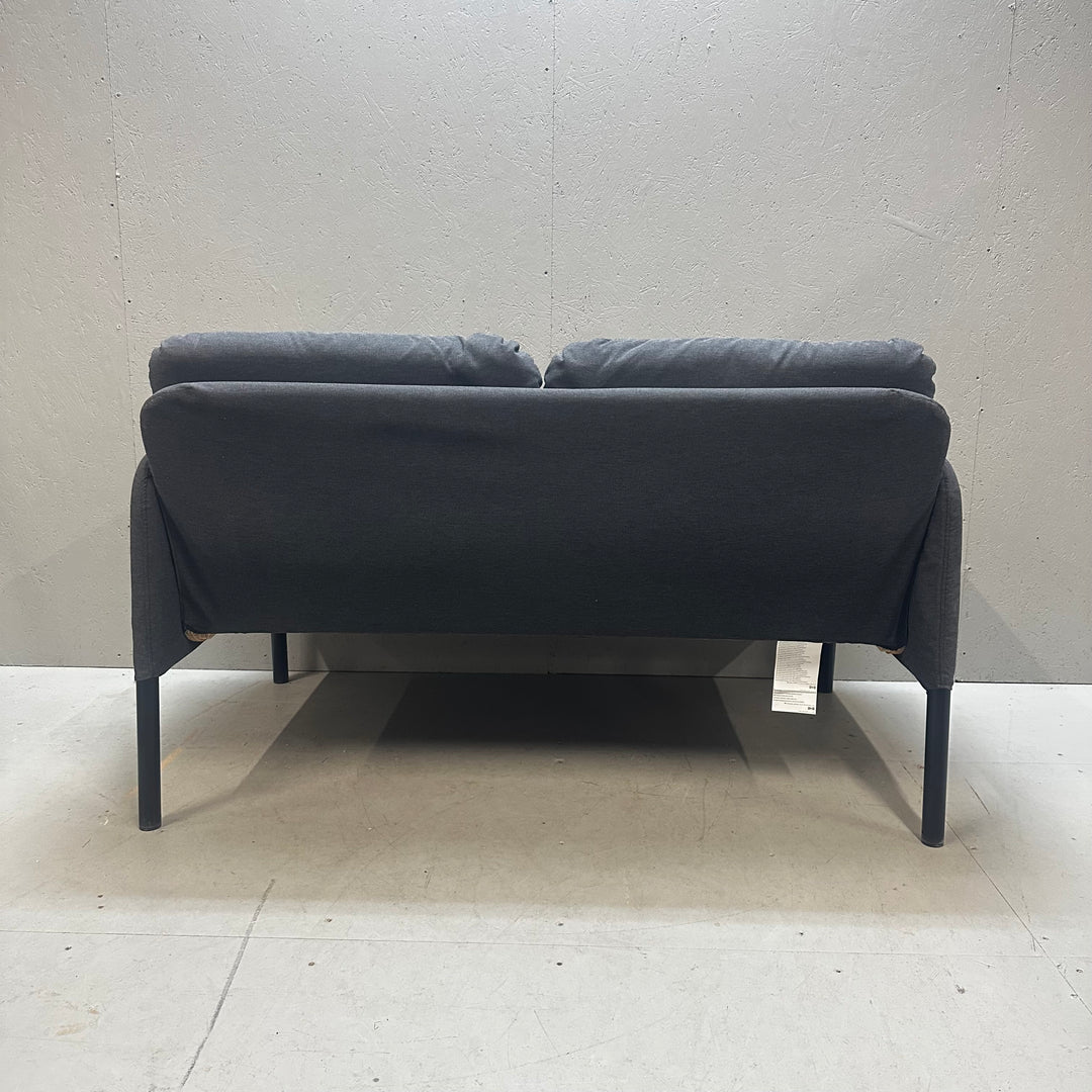 Elegant grå soffa i skandinavisk stil