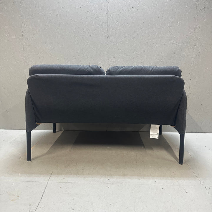 Elegant grå soffa i skandinavisk stil