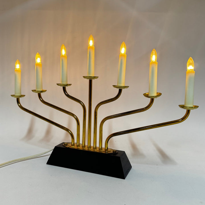 Elegant adventsljusstake i guld med juldekorationer - Homy Secondhand Online