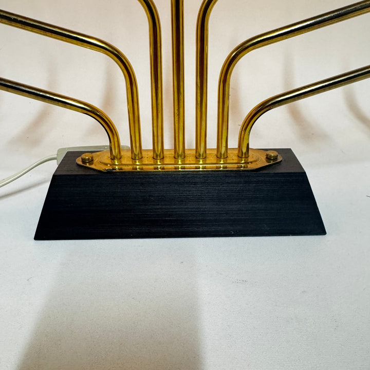 Elegant adventsljusstake i guld med juldekorationer - Homy Secondhand Online
