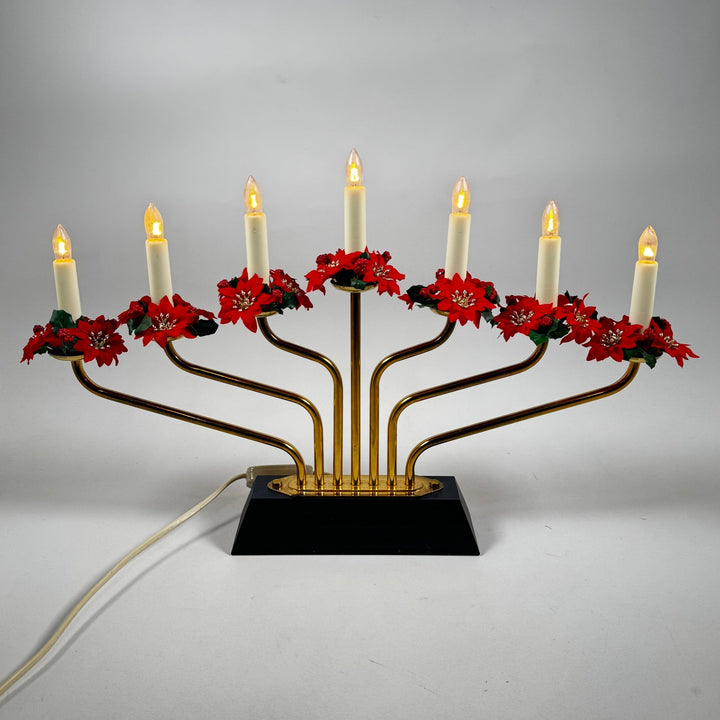 Elegant adventsljusstake i guld med juldekorationer - Homy Secondhand Online