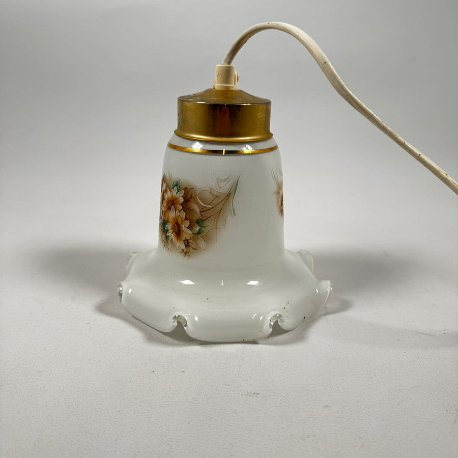 Vit retro lampa med blommotiv och gulddetaljer - Homy Secondhand Online