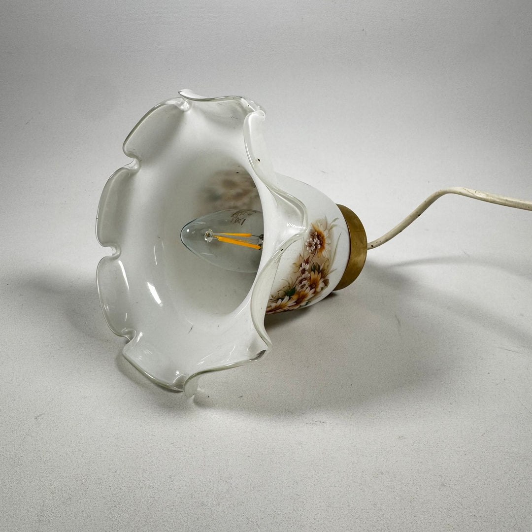 Vit retro lampa med blommotiv och gulddetaljer - Homy Secondhand Online