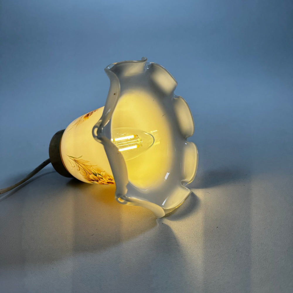 Vit retro lampa med blommotiv och gulddetaljer - Homy Secondhand Online