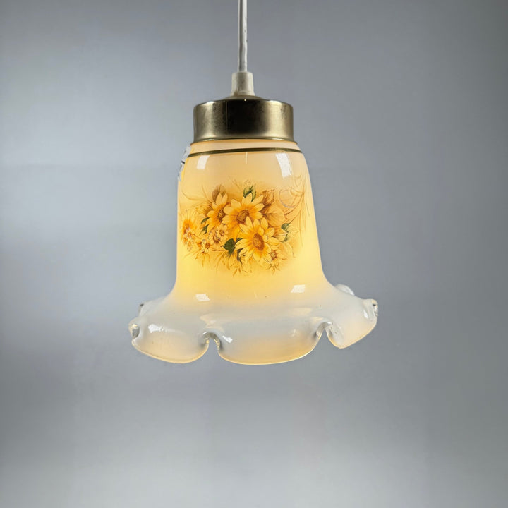 Vit retro lampa med blommotiv och gulddetaljer - Homy Secondhand Online