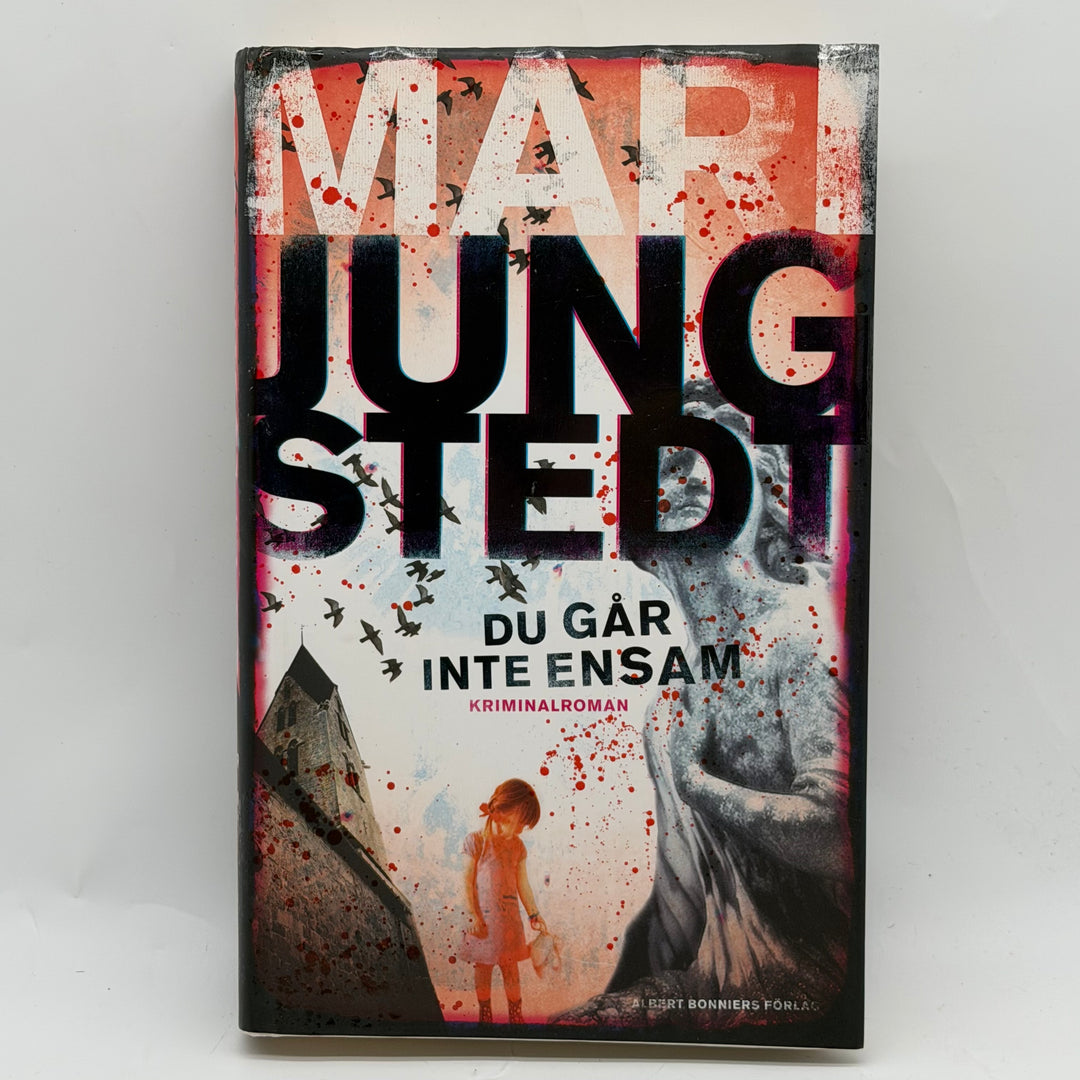 Du går inte ensam kriminalroman inbunden bok