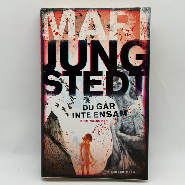 Du går inte ensam kriminalroman inbunden bok