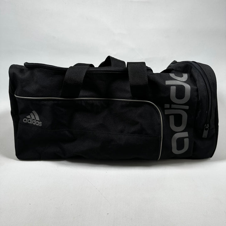 Klassisk svart Adidas sportväska i polyester