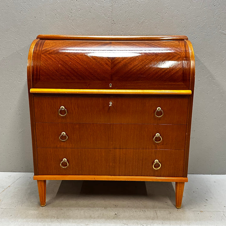 Retro träskrivbyrå med elegant design
