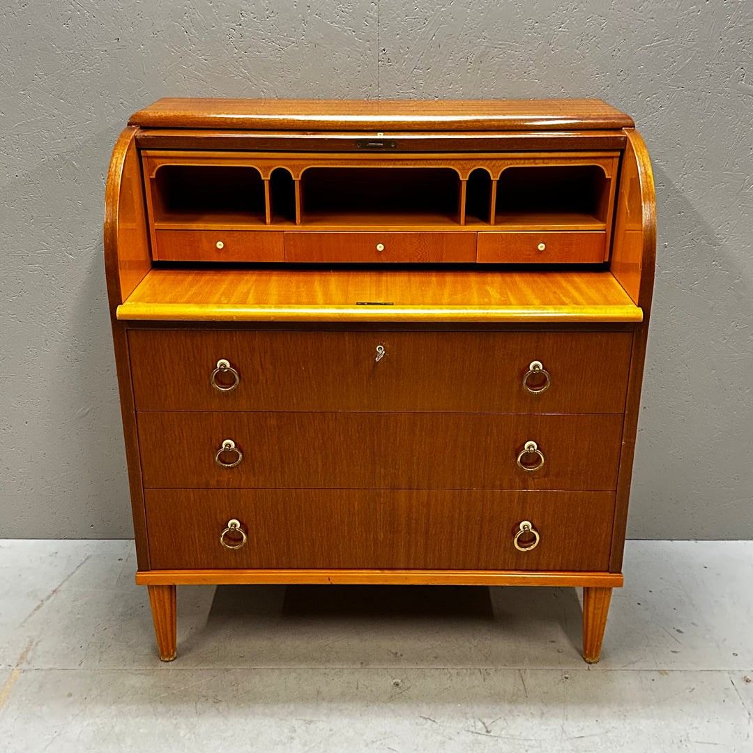 Retro träskrivbyrå med elegant design