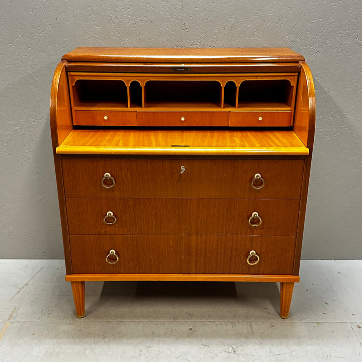 Retro träskrivbyrå med elegant design