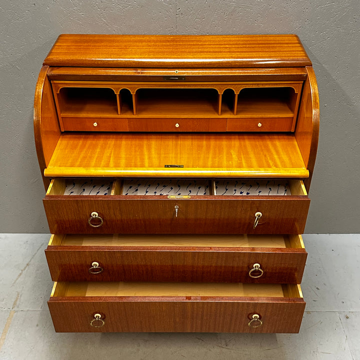Retro träskrivbyrå med elegant design